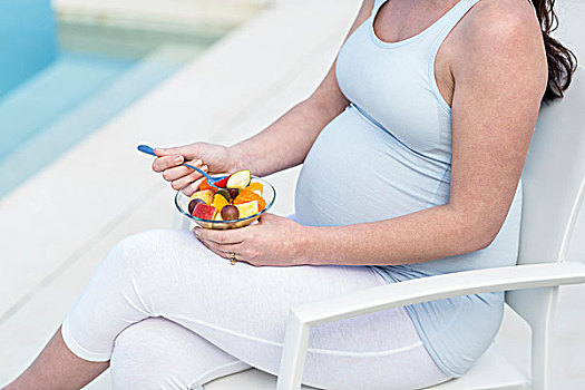 孕妇,吃,水果,挨着,游泳池