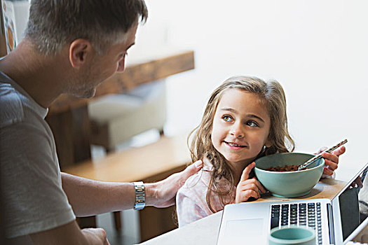 父亲,女儿,吃,早餐,笔记本电脑