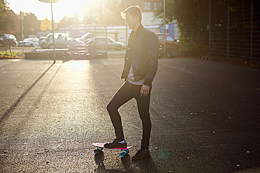 男青年,玩滑板,滑板,日光,街道