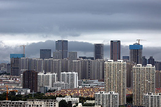 山东省日照市,云绕卧龙山犹如人间仙境,气象部门发布暴雨蓝色预警提醒市民加强防范