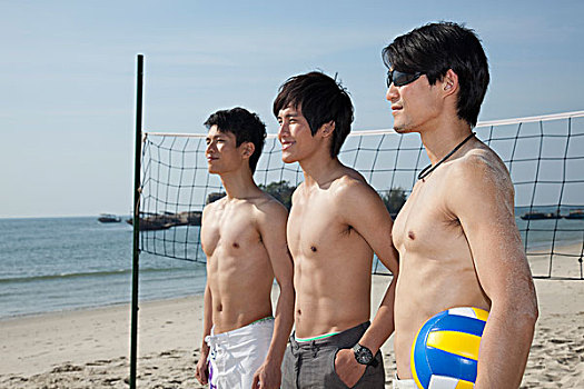 海边年轻人玩沙滩排球