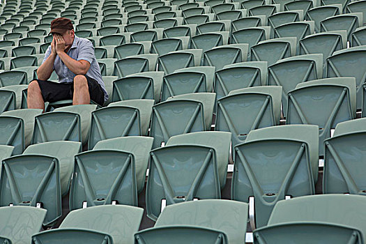 悲伤,男人,坐,一个,空,体育场
