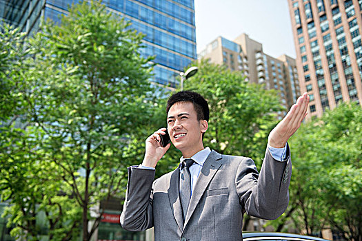 站在汽车前的商务男士