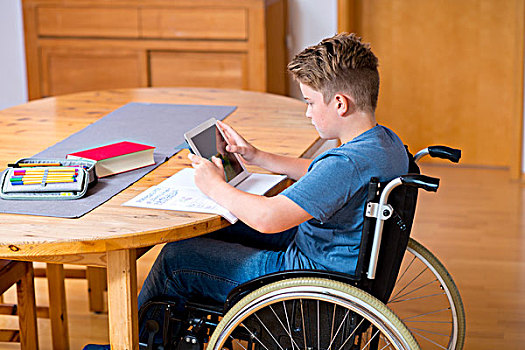 男孩,轮椅,家庭作业,平板电脑