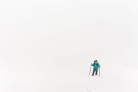 男青年,山,跋涉,雾气,巴伐利亚阿尔卑斯山,奥伯斯多夫,巴伐利亚,德国