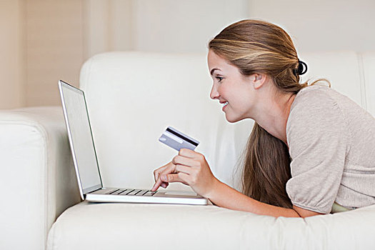 侧面视角,休闲,女人,网上购物,笔记本电脑,信用卡