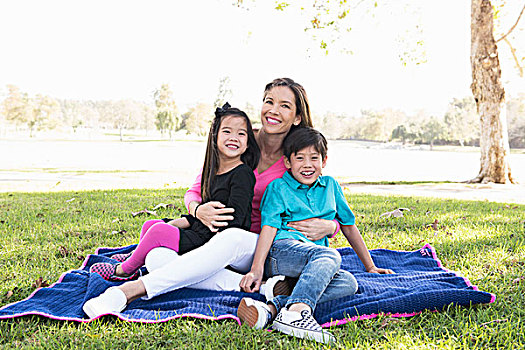 头像,成年,女人,两个孩子,坐,野餐毯,公园