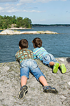 两个男孩,躺着,石头,瑞典