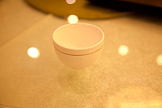 一个带金边的白色陶瓷杯