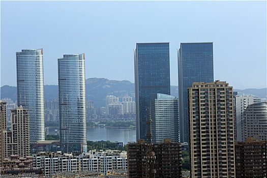 山东省日照市,雨过天晴的港口风景如画,码头装卸生产如火如荼