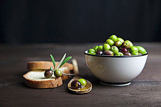 橄榄油,瓷器,碗,面包片,木桌子