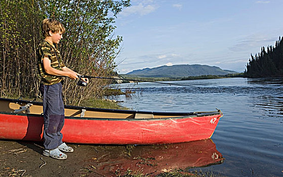 男孩,孩子,钓鱼,独木舟,后面,河,育空地区,加拿大