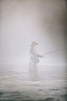 女人,渔民,钓鱼,站立,大腿,深,水