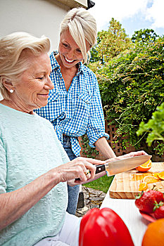 祖母,孙女,交谈,做饭,花园桌