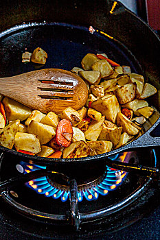 土豆,长柄锅,木勺,搅动,油炸