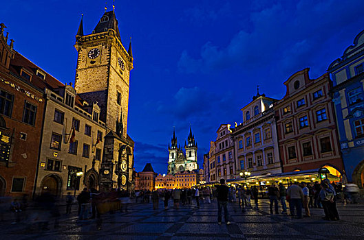 游客,旧城广场,区域,提恩教堂,夜晚,布拉格,捷克共和国,欧洲