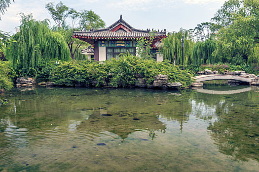 蓝天古建泉池倒影风光,济南五龙潭公园