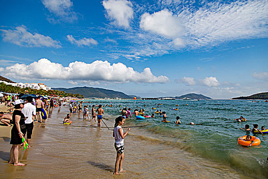 海南海滨沙滩的景色和人们