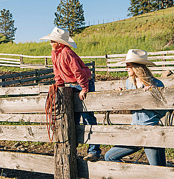 牛仔,女牛仔,戴着,牛仔帽,靠着,栅栏,看别处,俄勒冈,美国,北美