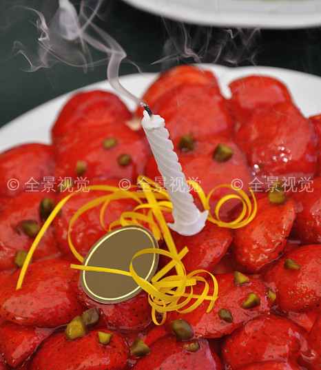 生日快乐_孤单_蜡烛_室外_生日_草莓蛋糕_高清图片_全景视觉