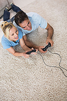 情侣,玩电玩,小地毯