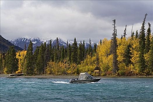 渔船,湖,深秋,克卢恩国家公园,育空,加拿大,北美