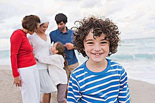 男孩,微笑,家庭,站立,后面,海滩