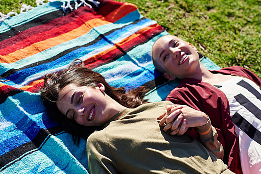 两个,美女,朋友,躺着,野餐毯,公园,洛杉矶,加利福尼亚,美国