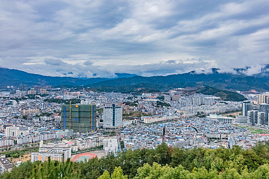 福建省福安市山谷中多云天气城区高楼建筑环境景观