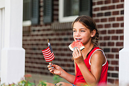 女孩,户外,拿着,小,美国国旗,吃,切片,西瓜