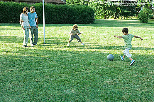 男孩,玩,足球,父母,看