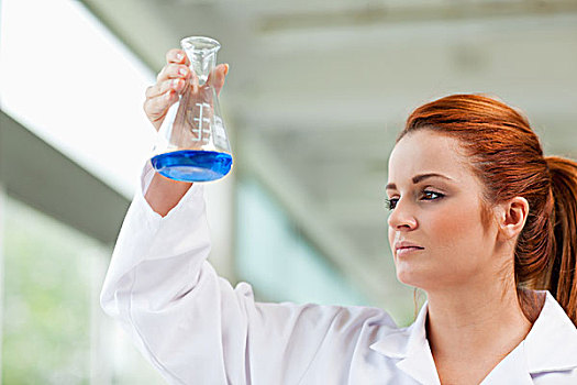科学家,看,蓝色,液体