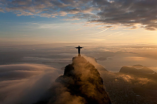 俯拍,巨大,耶稣,救世主,雕塑,围绕,云,黄昏,科尔科瓦多,里约热内卢,巴西