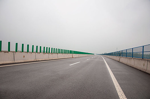 阴天环境中空旷的高速公路