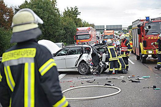 消防员,救助,跟随,严肃,道路,交通,意外,高速公路,路德维希堡,巴登符腾堡,德国,欧洲