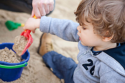 幼儿,男孩,铲,沙子,桶
