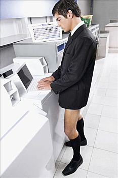 商务人士,工作,笔记本电脑,自助洗衣店
