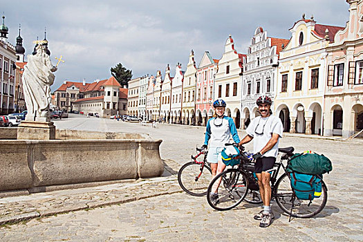 帖契,摩拉维亚,捷克共和国,伴侣,骑自行车,自行车,包,城镇广场