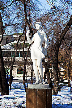 哈尔滨俄罗斯风情小镇少女雕塑