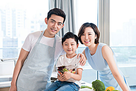 歡樂的一家三口在廚房做飯