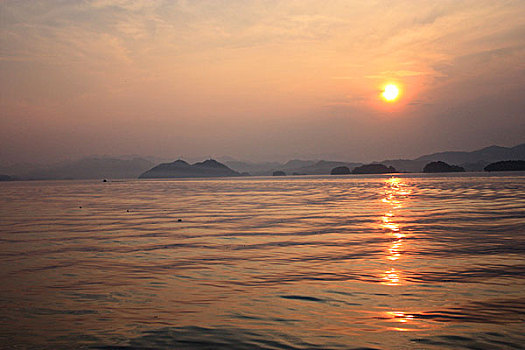 夕阳太阳波纹倒影岛屿晚霞千岛湖风光旅游风景傍晚海面海洋湖面