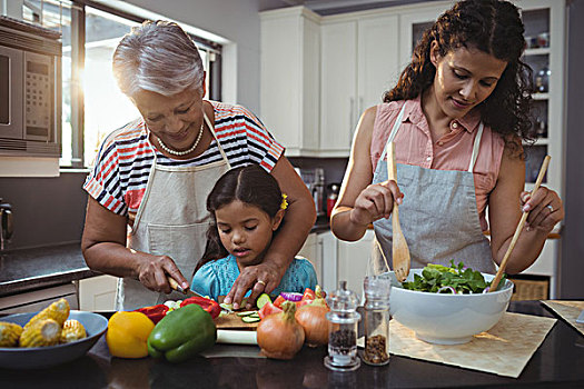 祖母,教育,孙女,切剁,蔬菜,厨房,在家