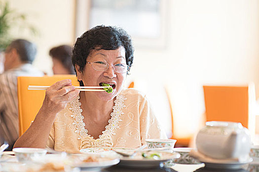 老人,亚洲女性,吃饭,蔬菜