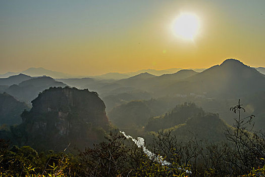 山,丹霞,太阳,蓝天,大气,山脉,驴友,旅行,地质公园,丹霞地貌,灌木,树,草,水潭,素材,平面设计