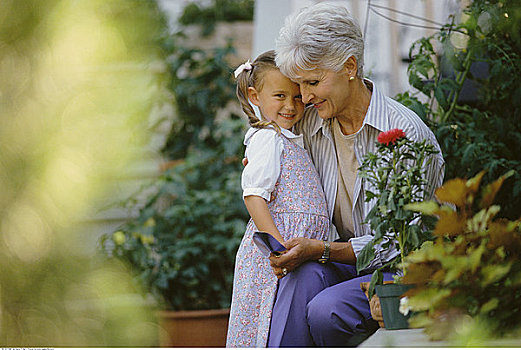 祖母,孙女,搂抱,花园