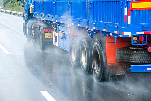 重庆至长沙在雨中g78高速公路上的大货车