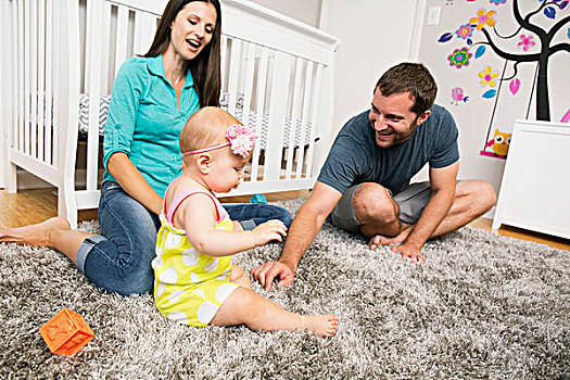 中年,夫妻,玩,婴儿,女儿,照料,地毯