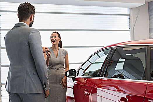 汽车推销员,给,钥匙,新车,女性,顾客,汽车经销