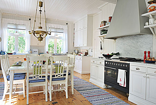 中心,餐桌,椅子,仰视,黄铜,灯,编织物,地毯,宽敞,白色,斯堪的纳维亚,厨房