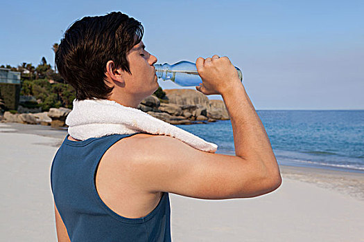 男人,饮用水,瓶子,海滩,晴天